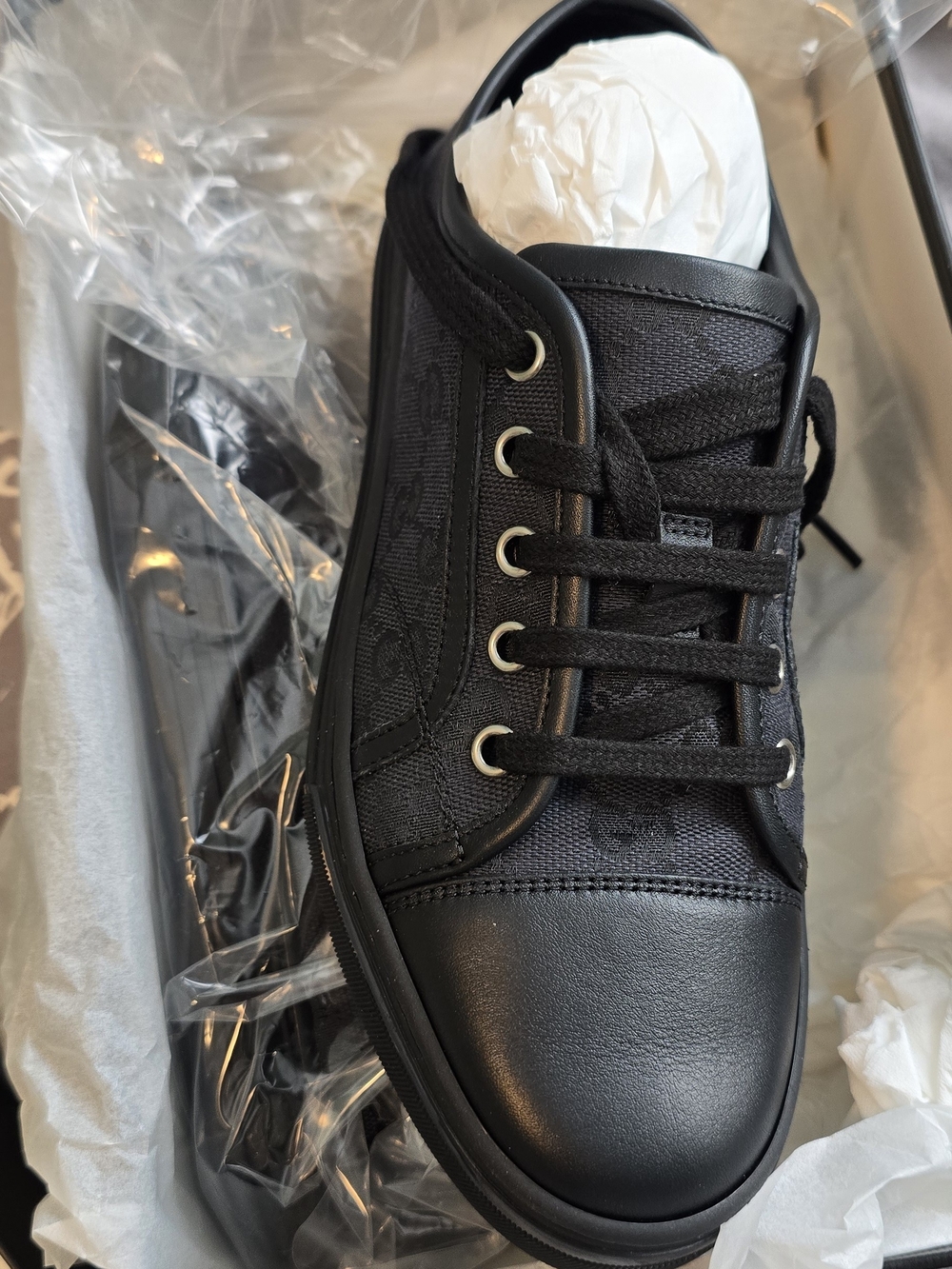 Gucci Womens Black Low-Top Lace-Up Sneakers
